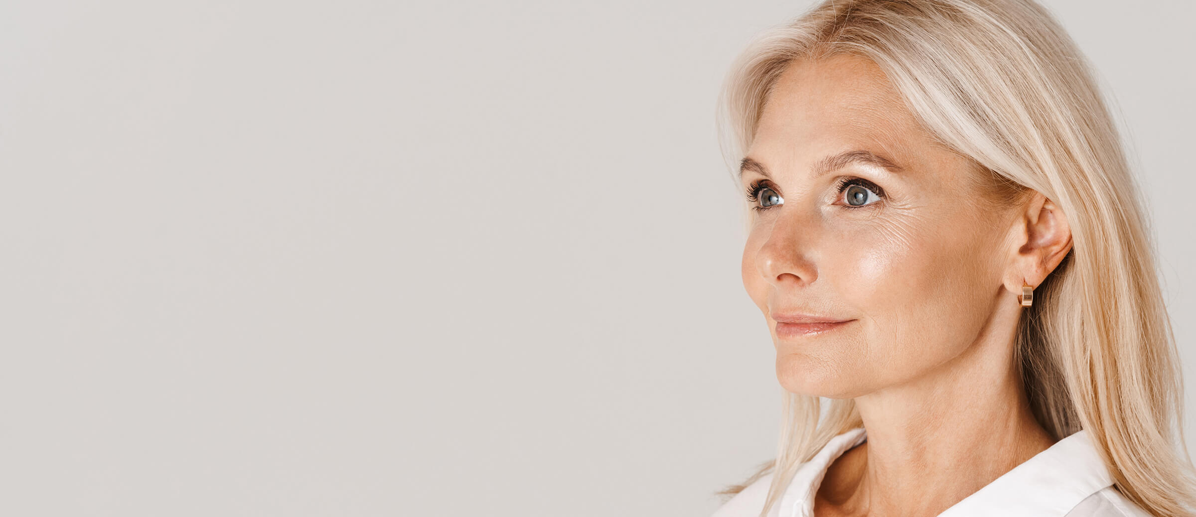 mature-blonde-woman-wearing-shirt-posing-and-looki-2025-02-16-23-21-01-utc (1)